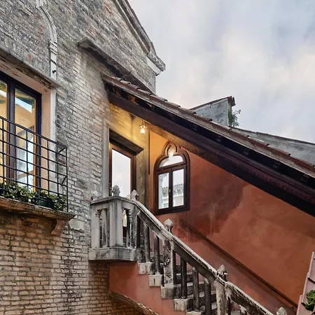 파우사니아 3*