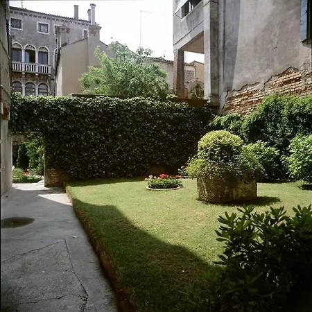 מלון Pausania
